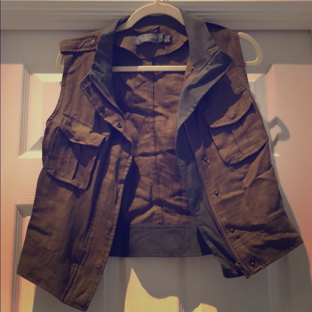 Military green women’s vest zip button small